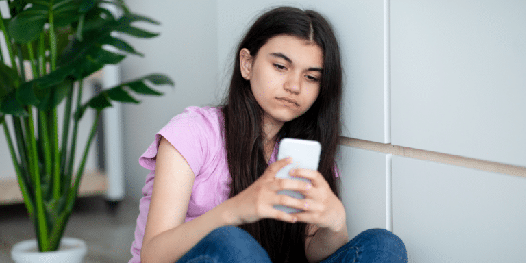 enfant avec smartphone